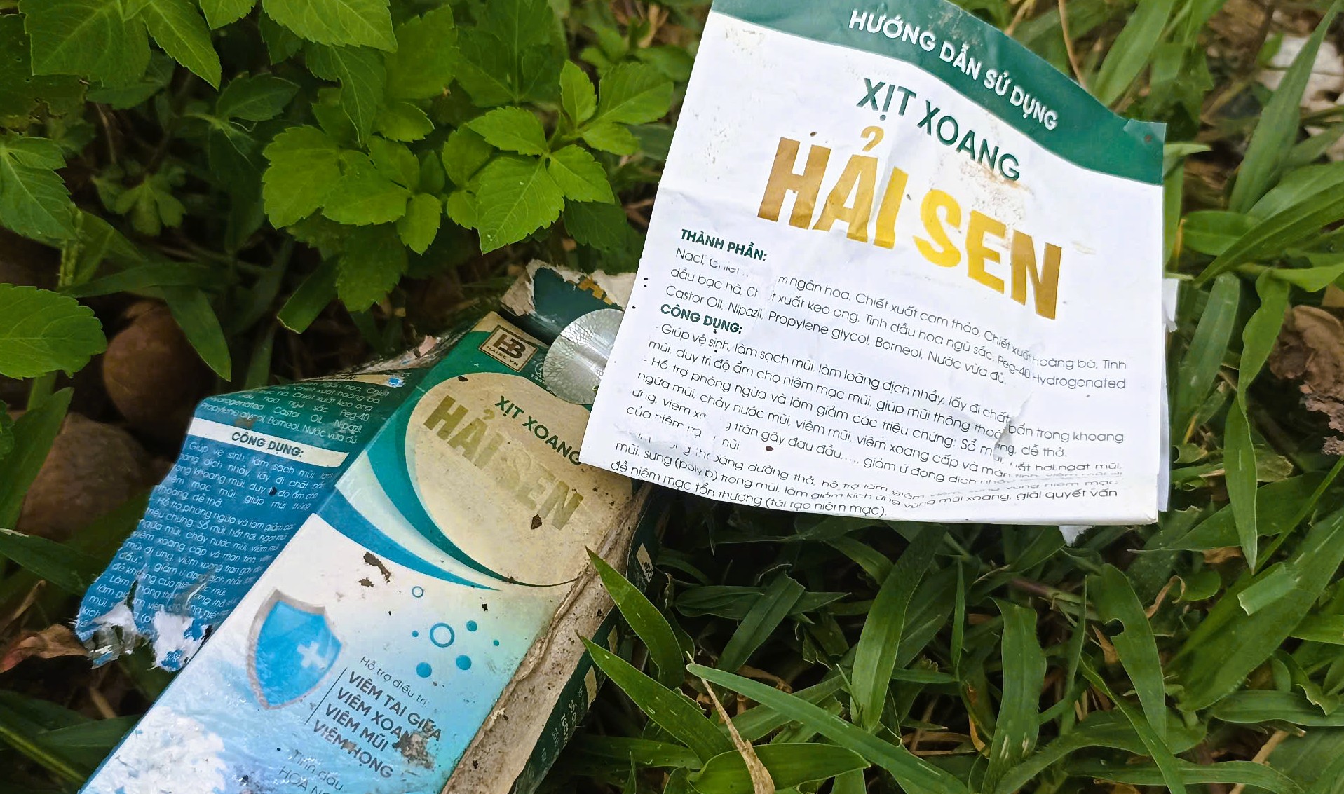 Sản phẩm ghi "Hải Sen" vứt thành đống, đốt cháy nham nhở gần nhà "TikToker Hải Sen" vừa bị bắt- Ảnh 5. Sản phẩm ghi "Hải Sen" vứt thành đống, đốt cháy nham nhở gần nhà "TikToker Hải Sen" vừa bị bắt- Ảnh 5.