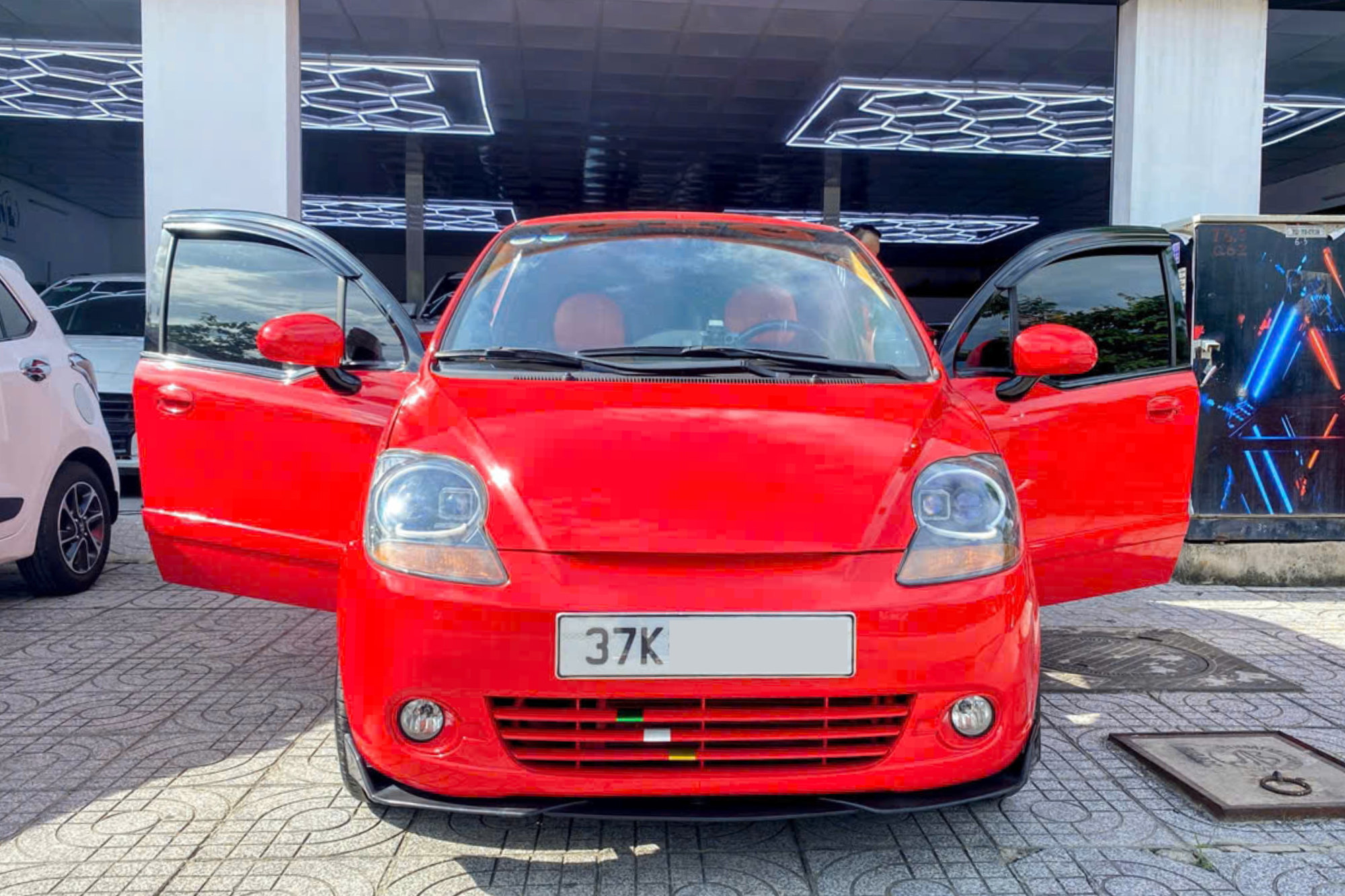 Cận cảnh Chevrolet Spark độ hết 150 triệu đồng: Vô-lăng AMG G63 giá 25 triệu đồng, cửa gió điều hòa Mercedes-Benz 6 triệu, mất 1 năm mới hoàn thành - Ảnh 2.