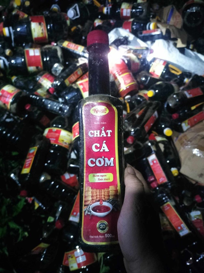 Hàng nghìn chai nước mắm, nước chấm vứt bỏ trong bụi rậm - Ảnh 1. Hàng nghìn chai nước mắm, nước chấm vứt bỏ trong bụi rậm - Ảnh 1.