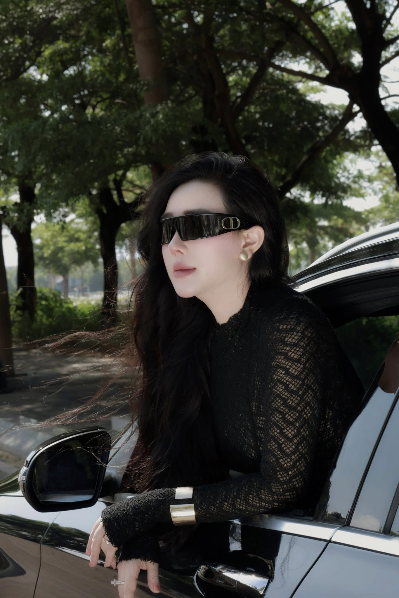 Vợ Hồ Tấn T&agrave;i h&oacute;a th&acirc;n th&agrave;nh "nữ tổng t&agrave;i" sexy trong xế hộp - Ảnh 3.