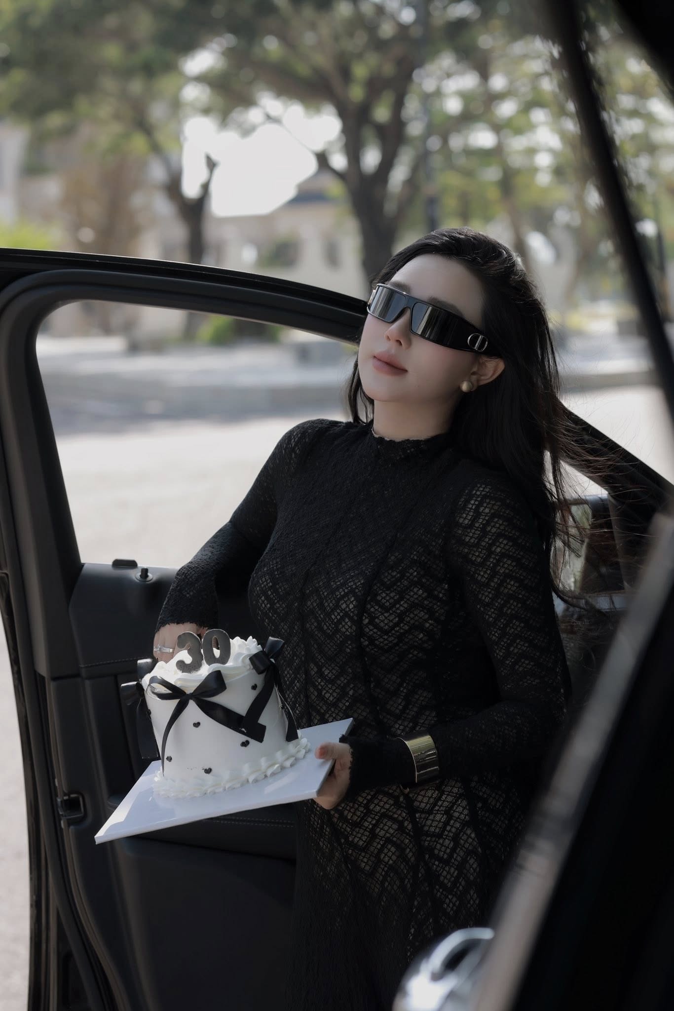 Vợ Hồ Tấn T&agrave;i h&oacute;a th&acirc;n th&agrave;nh "nữ tổng t&agrave;i" sexy trong xế hộp - Ảnh 4.