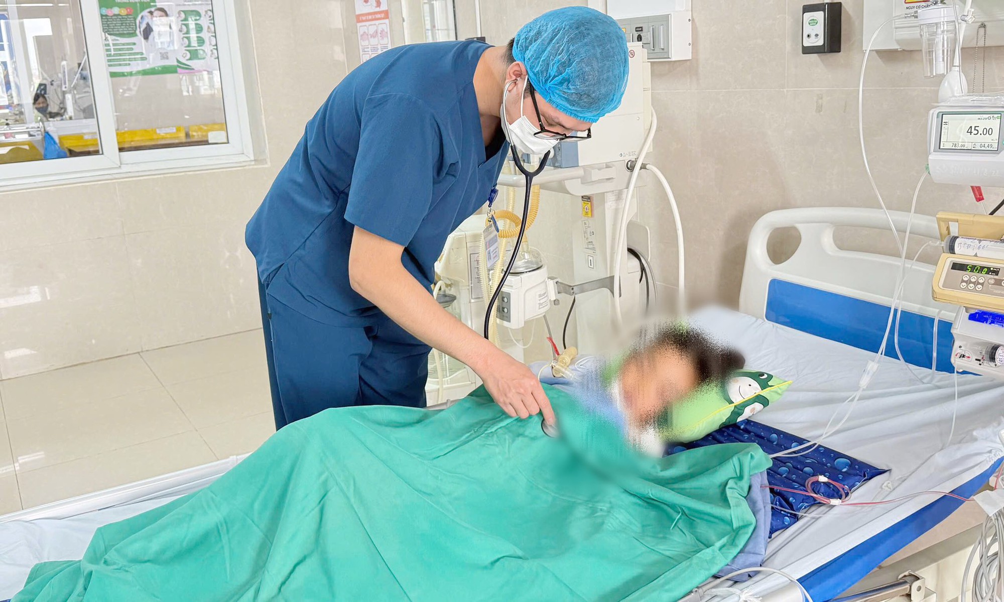 Đang ngủ, bé gái bị rắn độc chui từ điều hòa ra cắn- Ảnh 1.