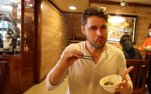 Khách Tây vừa đến Hà Nội đã phải ăn ngay món này, tâm đắc nhất 1 thứ giòn giòn, dai dai - Ảnh 3.