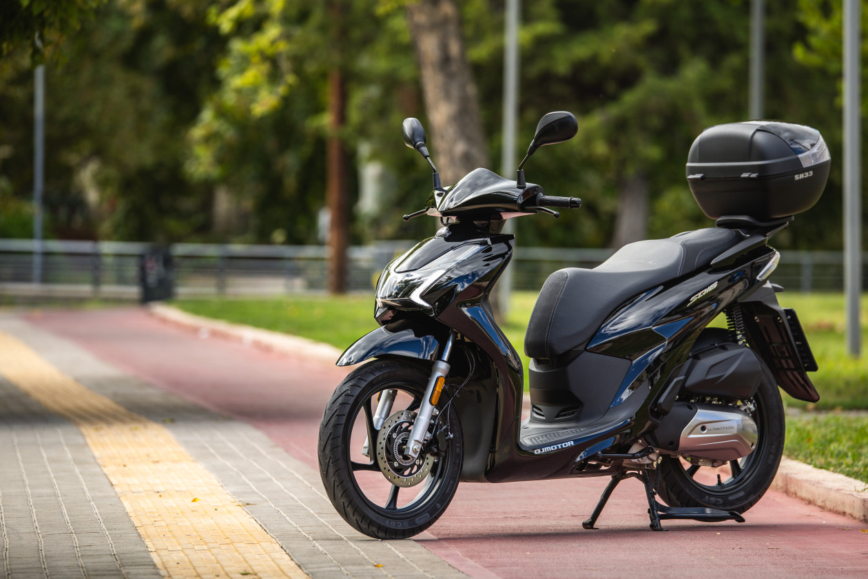 Cứ ngỡ Honda SH 2025 ra mắt, nhưng hóa ra đây lại là 'bản sao' rẻ tiền đến từ Trung Quốc- Ảnh 1.