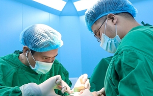 Đang ngủ, b&eacute; g&aacute;i bị rắn độc chui từ điều h&ograve;a ra cắn - Ảnh 2.