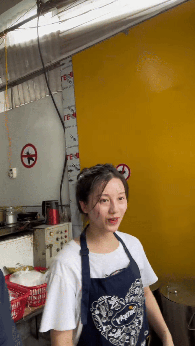 Đi 20km đến gặp hot girl b&aacute;n phở Tuy&ecirc;n Quang: Lộ nhan sắc kh&ocirc;ng app, rộ tin đ&atilde; c&oacute; chồng- Ảnh 3.