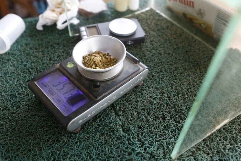 Nơi vàng là ‘lộc trời cho’: Có thể đào được cả cân vàng trong một ngày, dân đem hạt vàng li ti đi mua thực phẩm, giá hàng hóa được niêm yết theo trọng lượng vàng- Ảnh 1.