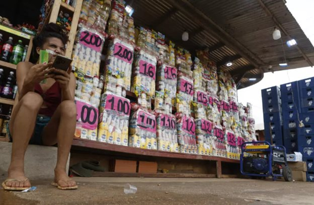 Nơi vàng là ‘lộc trời cho’: Có thể đào được cả cân vàng trong một ngày, dân đem hạt vàng li ti đi mua thực phẩm, giá hàng hóa được niêm yết theo trọng lượng vàng- Ảnh 2.