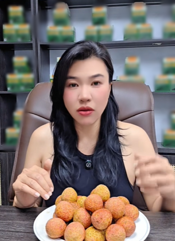 Mẹ Cua Cốm khen vải trứng Phù Cừ ngon nhất, người bán vải Thanh Hà: "Nói năng làm sao để mọi người tôn trọng nhé" - Ảnh 3. Mẹ Cua Cốm khen vải trứng Phù Cừ ngon nhất, người bán vải Thanh Hà: "Nói năng làm sao để mọi người tôn trọng nhé" - Ảnh 3.