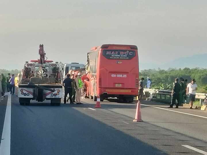 Xe khách va chạm xe đầu kéo trên cao tốc Đà Nẵng - Quảng Ngãi , 9 người thương vong - Ảnh 1. Xe khách va chạm xe đầu kéo trên cao tốc Đà Nẵng - Quảng Ngãi , 9 người thương vong - Ảnh 1.