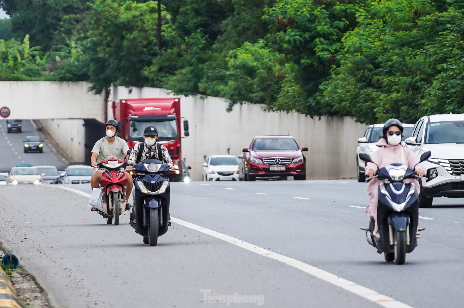 Xe máy tràn vào cao tốc Đại lộ Thăng Long 'né' ùn tắc - Ảnh 9.