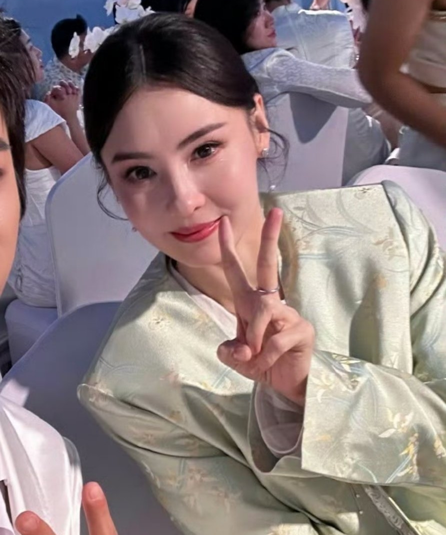 Kh&ocirc;ng thể tin nổi đ&acirc;y l&agrave; Trương B&aacute; Chi, quốc bảo nhan sắc sao lại thế n&agrave;y?- Ảnh 2.