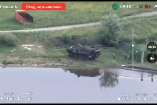 Lính dù Nga cướp xe bọc thép LAV Super Bison của Ukraine trong tình huống hy hữu - Ảnh 1.