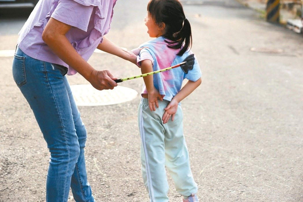 Đánh trẻ em không gây thương tích có được coi là bạo hành không? - Ảnh 1.