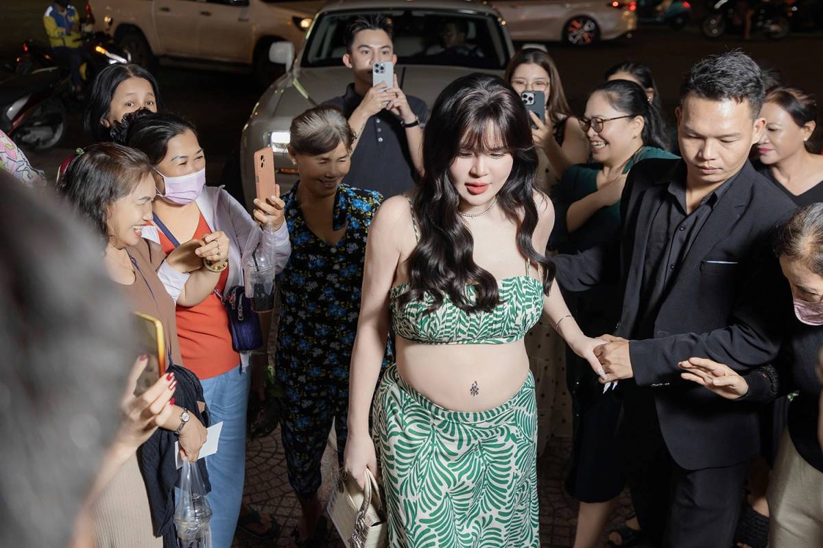 Hành động gây tranh cãi của hoa hậu Phương Lê - vợ NSƯT Vũ Luân chỗ đông người - Ảnh 2.