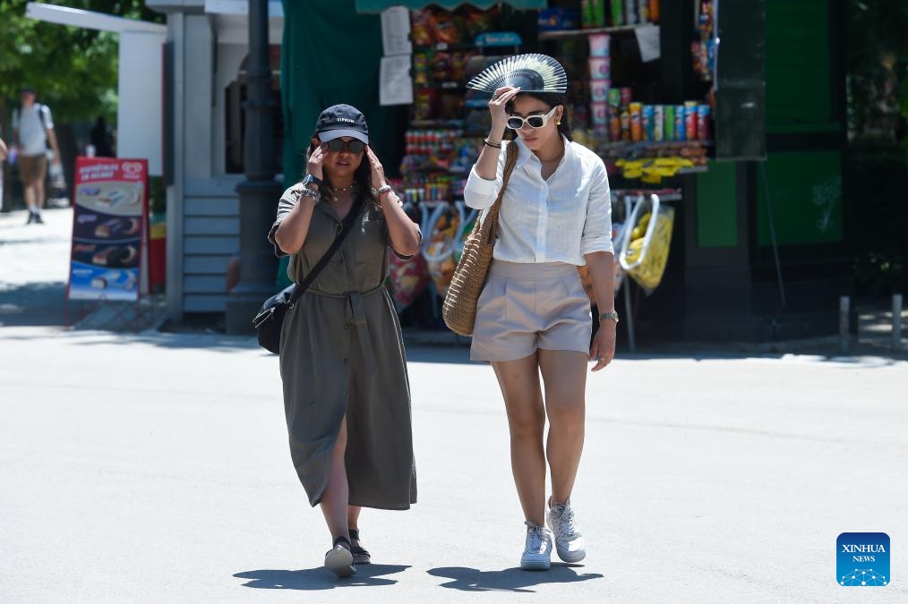 Nắng n&oacute;ng "nung" mặt đường Trung Quốc đến 70 độ C- Ảnh 1.