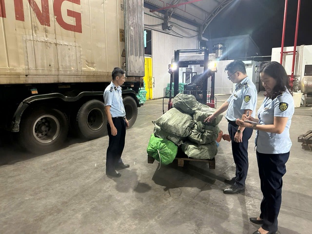 Cận cảnh kho đông lạnh chứa 12 tấn chân gà bốc mùi tại Quảng Ninh - Ảnh 1.
