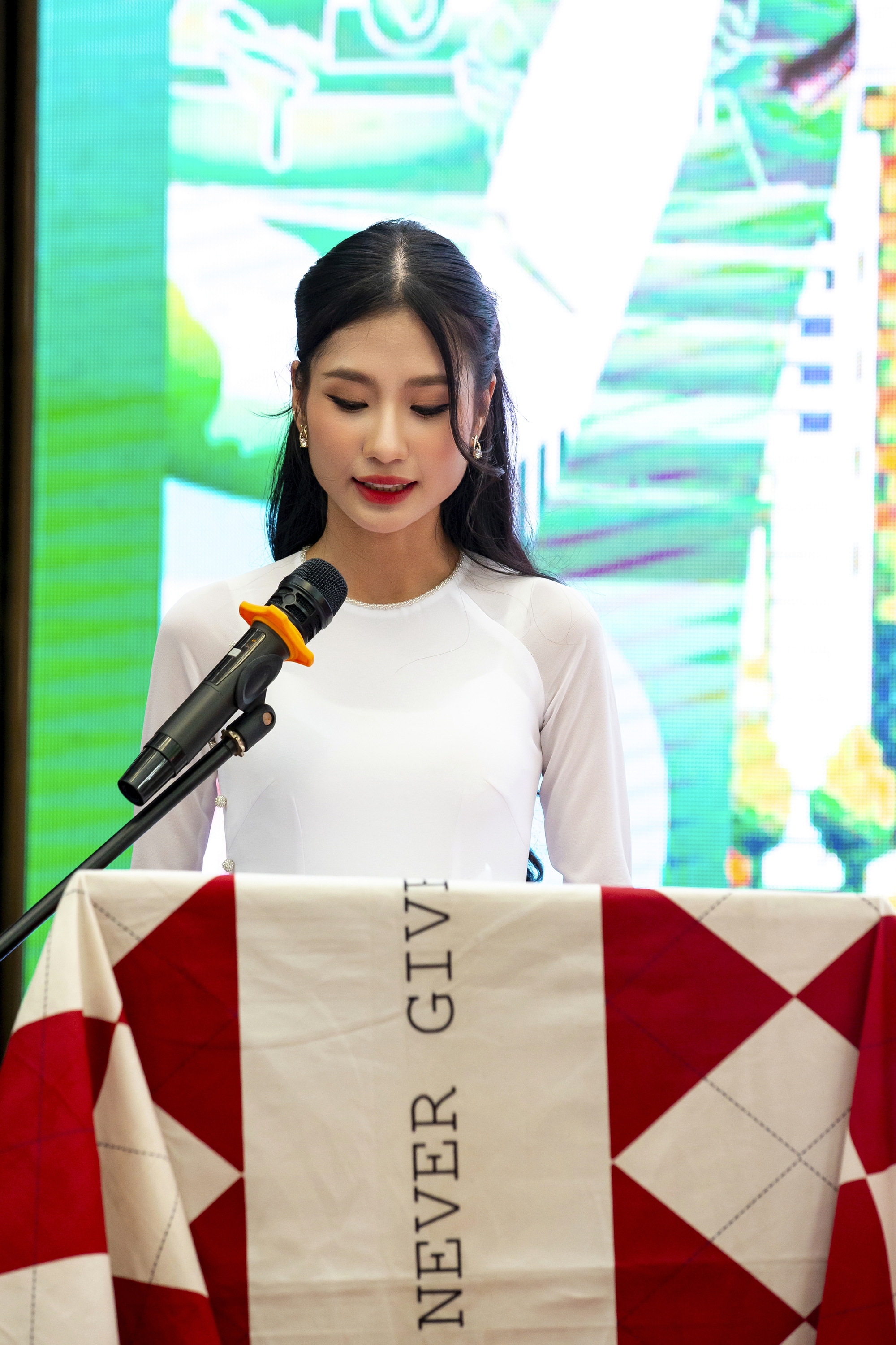 Hoa hậu Nguyễn Thanh Hà xúc động khi trao giải cuộc thi "Thành phố xanh – Đẹp như trong tranh"- Ảnh 6. Hoa hậu Nguyễn Thanh Hà xúc động khi trao giải cuộc thi "Thành phố xanh – Đẹp như trong tranh"- Ảnh 6.
