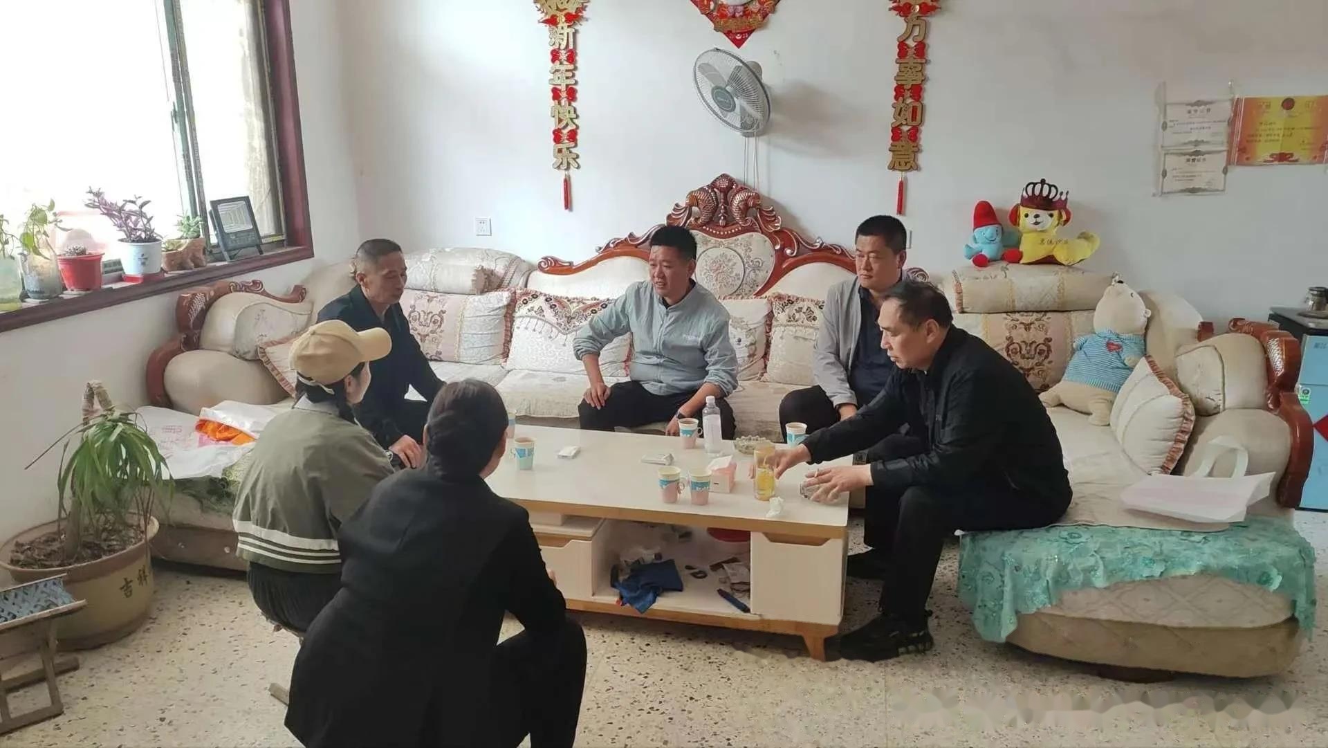 Bố mẹ gọi 3 con về chia tài sản, con trai duy nhất lại chẳng nhận được gì: Bản di chúc khiến cả nhà náo loạn, con dâu giận dỗi bỏ đi- Ảnh 1.