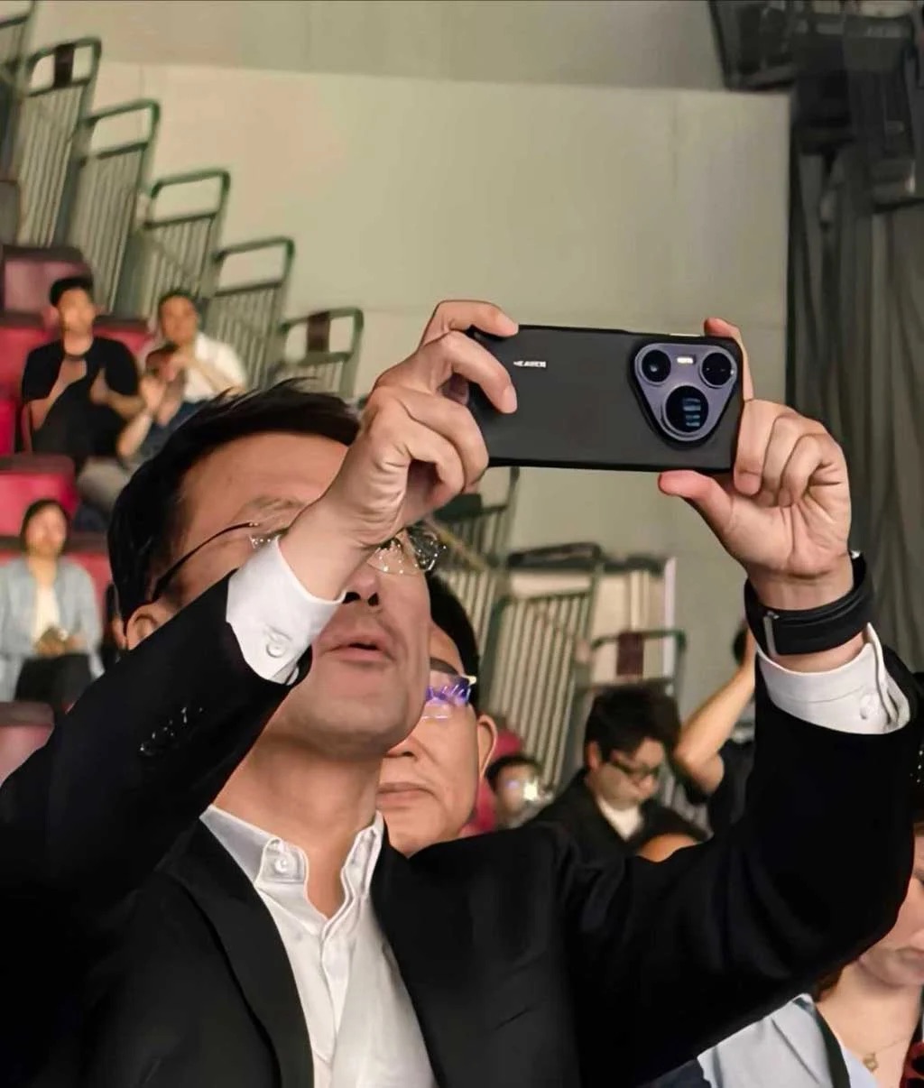 Sếp Huawei vô tình để lộ Huawei Pura 80 Ultra với cụm camera siêu khủng - Ảnh 2.