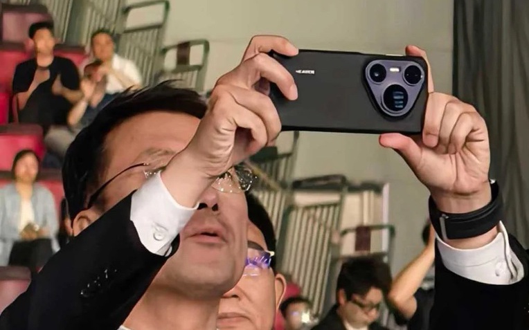 Sếp Huawei vô tình để lộ Huawei Pura 80 Ultra với cụm camera siêu khủng - Ảnh 1.