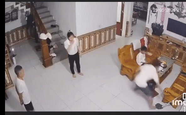 Clip người phụ nữ bị chồng cũ hành hung đến nhập viện ở Bình Dương: Vừa ly hôn 2 tháng - Ảnh 1.