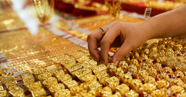 Biến động bất ngờ của cổ phiếu công ty vàng, ngân hàng sau kết luận thanh tra - Ảnh 2.