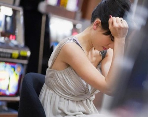 Check camera thấy vợ đang c&atilde;i mẹ t&ocirc;i lao ngay về hỏi tội, nhưng khi thấy h&agrave;nh động của vợ trong nh&agrave; vệ sinh t&ocirc;i x&oacute;t v&ocirc; c&ugrave;ng- Ảnh 1.