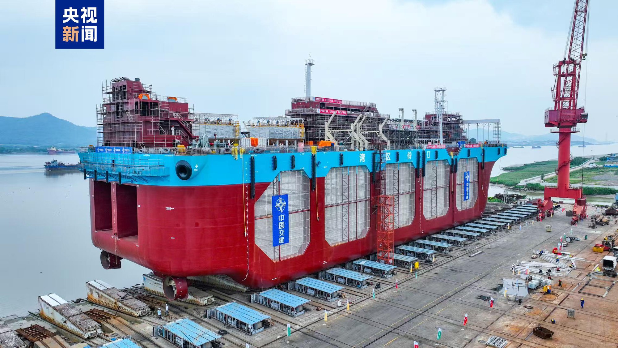 Trung Quốc đưa "tàu sân bay" ra biển... để nuôi cá: Siêu công trình như cung điện, đầu tiên trên thế giới - Ảnh 1.