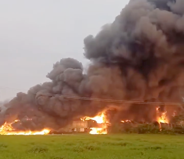 Vụ cháy kho phế liệu ở Hóc Môn TPHCM gây thiệt hại lớn và dày đặc Khói lửa - Ảnh 3.