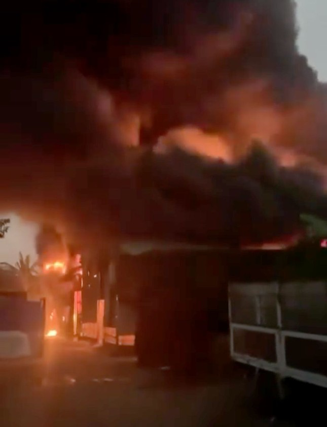 Vụ cháy kho phế liệu ở Hóc Môn TPHCM gây thiệt hại lớn và dày đặc Khói lửa - Ảnh 1.