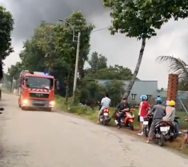 Vụ cháy kho phế liệu ở Hóc Môn TPHCM gây thiệt hại lớn và dày đặc Khói lửa - Ảnh 2.