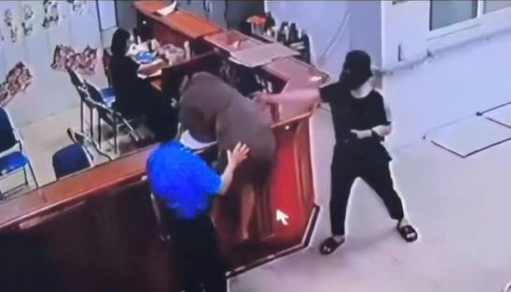 Bộ Y tế yêu cầu làm rõ vụ hành hung nhân viên y tế tại bệnh viện - Ảnh 1.