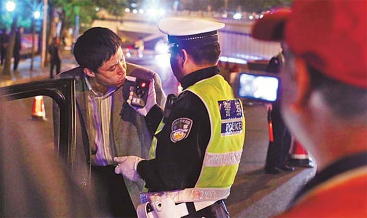 T&agrave;i xế uống rượu trước mặt cảnh s&aacute;t n&eacute; đo nồng độ cồn - Ảnh 1.