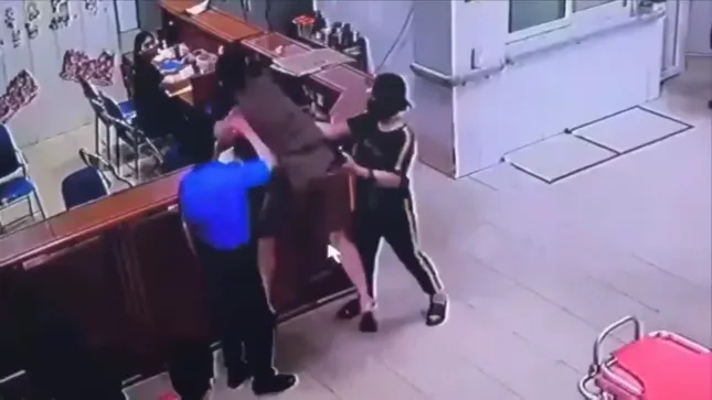 Người đàn ông hành hung nhân viên y tế tại bệnh viện Hữu nghị Đa khoa Nghệ An - Ảnh 1.