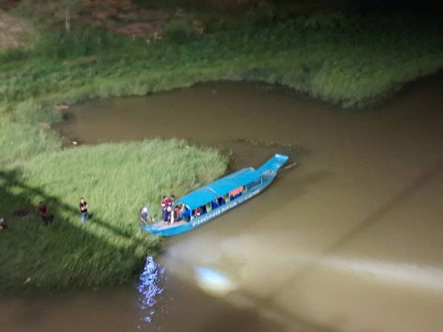 Trắng đêm tìm kiếm thanh niên nhảy cầu Xuân Sơn ở Quảng Bình - Ảnh 2. Trắng đêm tìm kiếm thanh niên nhảy cầu Xuân Sơn ở Quảng Bình - Ảnh 2.