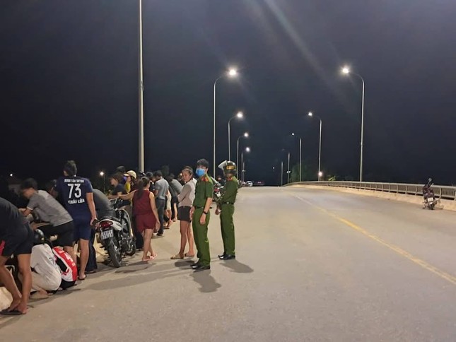 Trắng đêm tìm kiếm thanh niên nhảy cầu Xuân Sơn ở Quảng Bình - Ảnh 1. Trắng đêm tìm kiếm thanh niên nhảy cầu Xuân Sơn ở Quảng Bình - Ảnh 1.