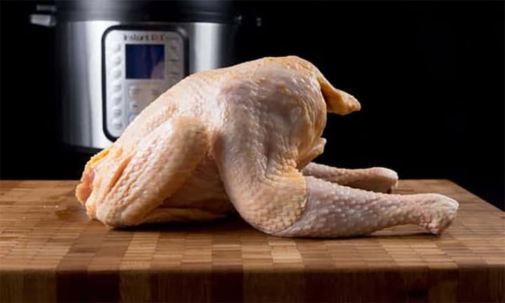 Cách luộc gà không cần nước bằng nồi áp suất thơm ngon, dễ làm - Ảnh 1. Cách luộc gà không cần nước bằng nồi áp suất thơm ngon, dễ làm - Ảnh 1.