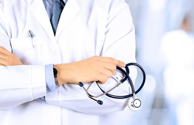 Phẫn nộ nam bác sĩ cố tình chẩn bệnh sai cho hàng trăm người khoẻ mạnh, lấy tiền mua siêu xe- Ảnh 1.