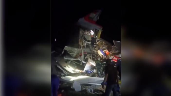 Cầu sập ở Nga khiến tàu chở khách trật bánh, nhiều người thương vong - Ảnh 1.