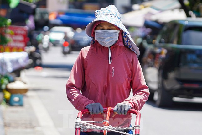 Miền Bắc nắng nóng trên 40 độ trước khi chuyển mưa dông - Ảnh 1. Miền Bắc nắng nóng trên 40 độ trước khi chuyển mưa dông - Ảnh 1.