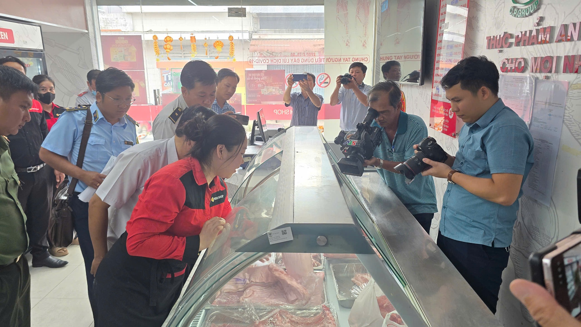 Nhiều địa phương tổ chức kiểm tra cửa hàng, lò mổ liên quan C.P. Việt Nam - Ảnh 1.