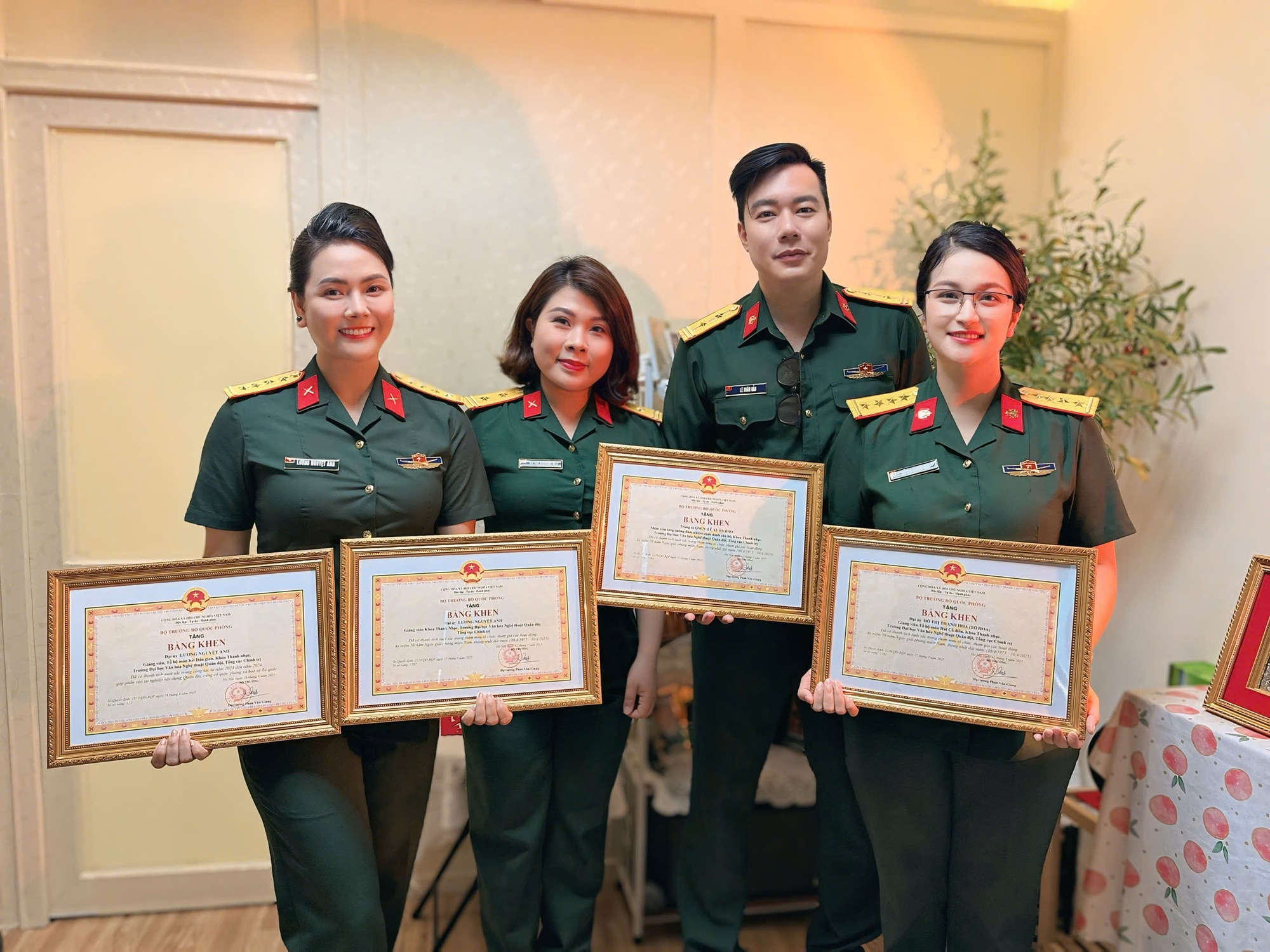 Đại úy, ca sĩ Lương Nguyệt Anh nhận 2 Bằng khen của Bộ Quốc phòng- Ảnh 2.