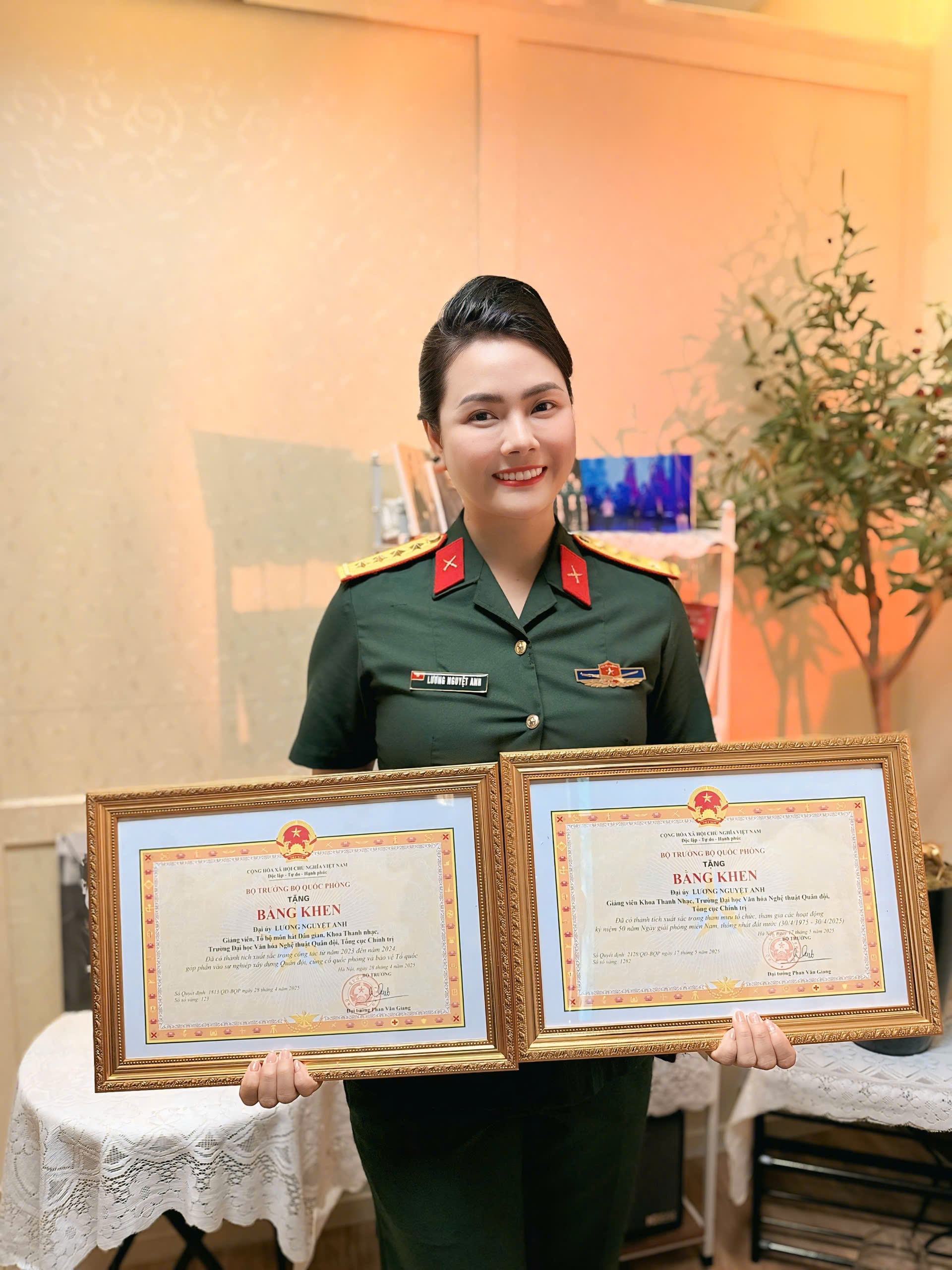 Đại úy, ca sĩ Lương Nguyệt Anh nhận 2 Bằng khen của Bộ Quốc phòng- Ảnh 1.