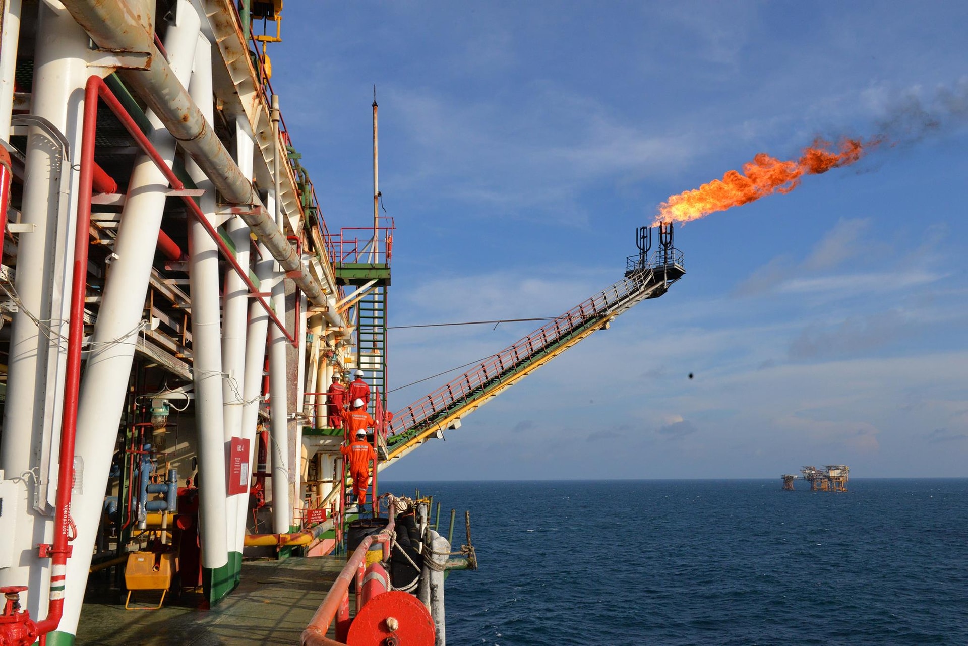 Vietsovpetro muốn khai thác 53 giếng mới tại mỏ dầu lớn nhất Việt Nam - Ảnh 1.