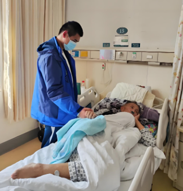 Bố chồng nằm viện suốt 2 tuần trời nhưng con d&acirc;u kh&ocirc;ng thấy c&oacute; mặt một lần: L&yacute; do vừa đắng đ&oacute;t vừa hổ thẹn- Ảnh 1.