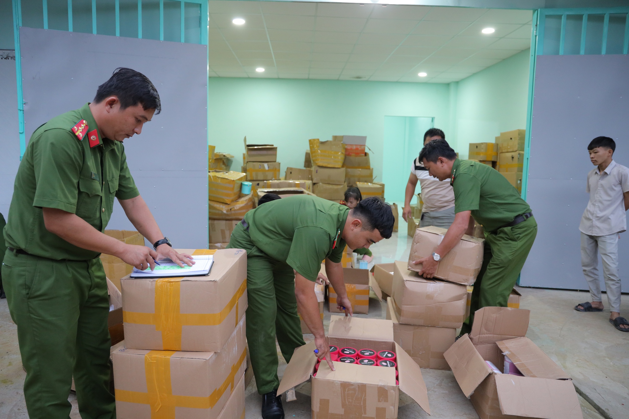 Vụ phát hiện đường dây sản xuất mỹ phẩm giả: Cục Quản lý Dược lên tiếng- Ảnh 2. Vụ phát hiện đường dây sản xuất mỹ phẩm giả: Cục Quản lý Dược lên tiếng- Ảnh 2.