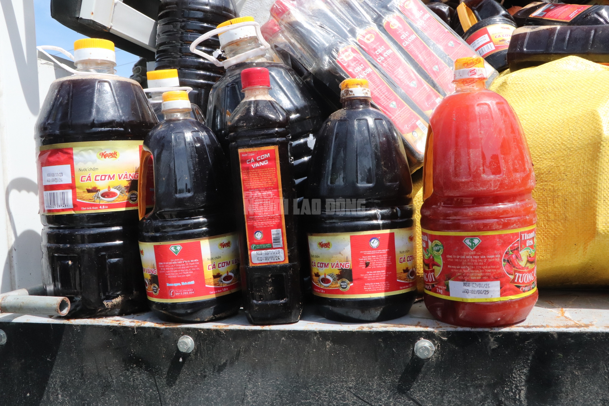Bất ngờ phát hiện hàng ngàn chai nước mắm vứt bỏ ở Quảng Nam - Ảnh 6.