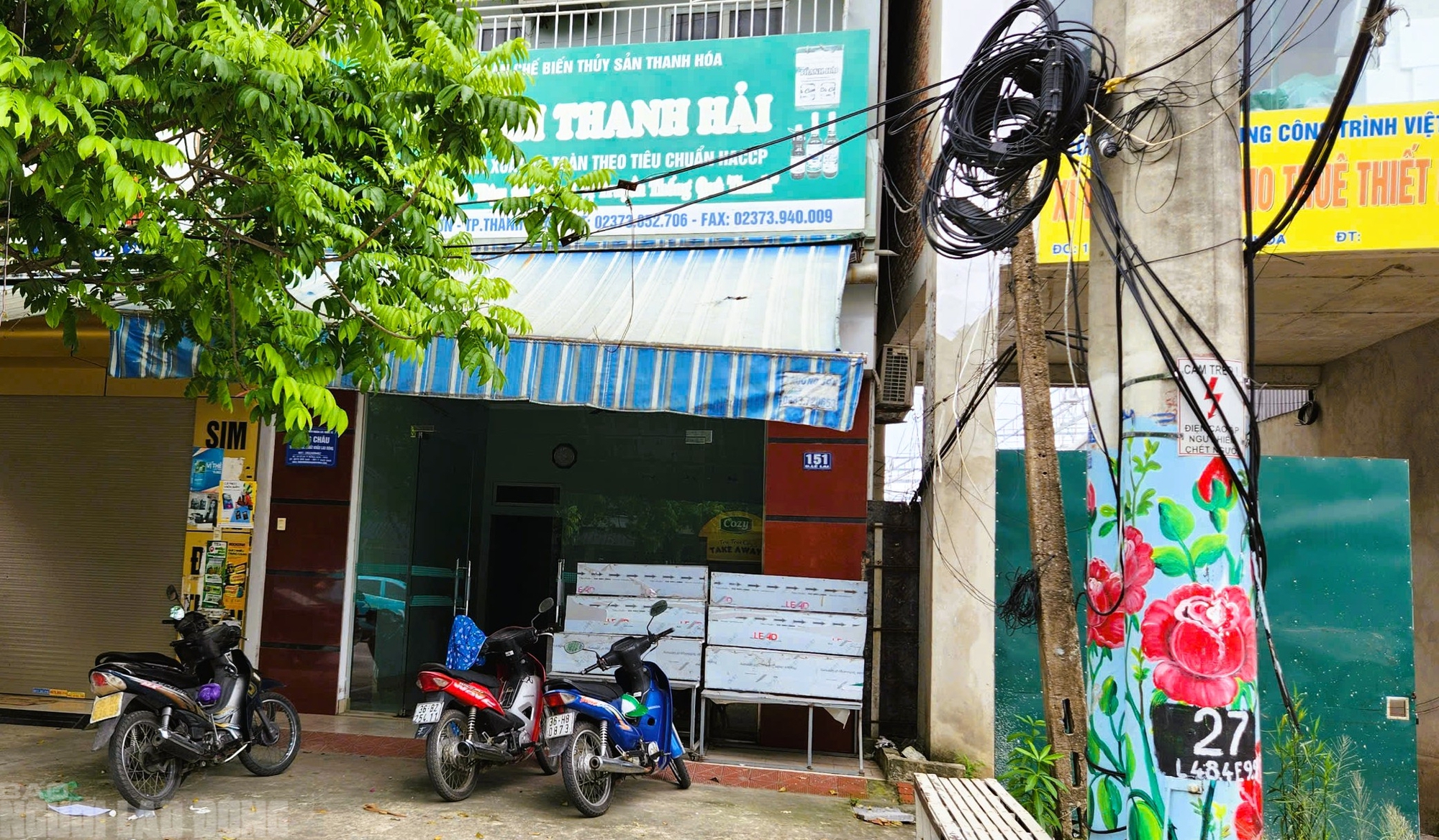 Bất ngờ phát hiện hàng ngàn chai nước mắm vứt bỏ ở Quảng Nam - Ảnh 3.
