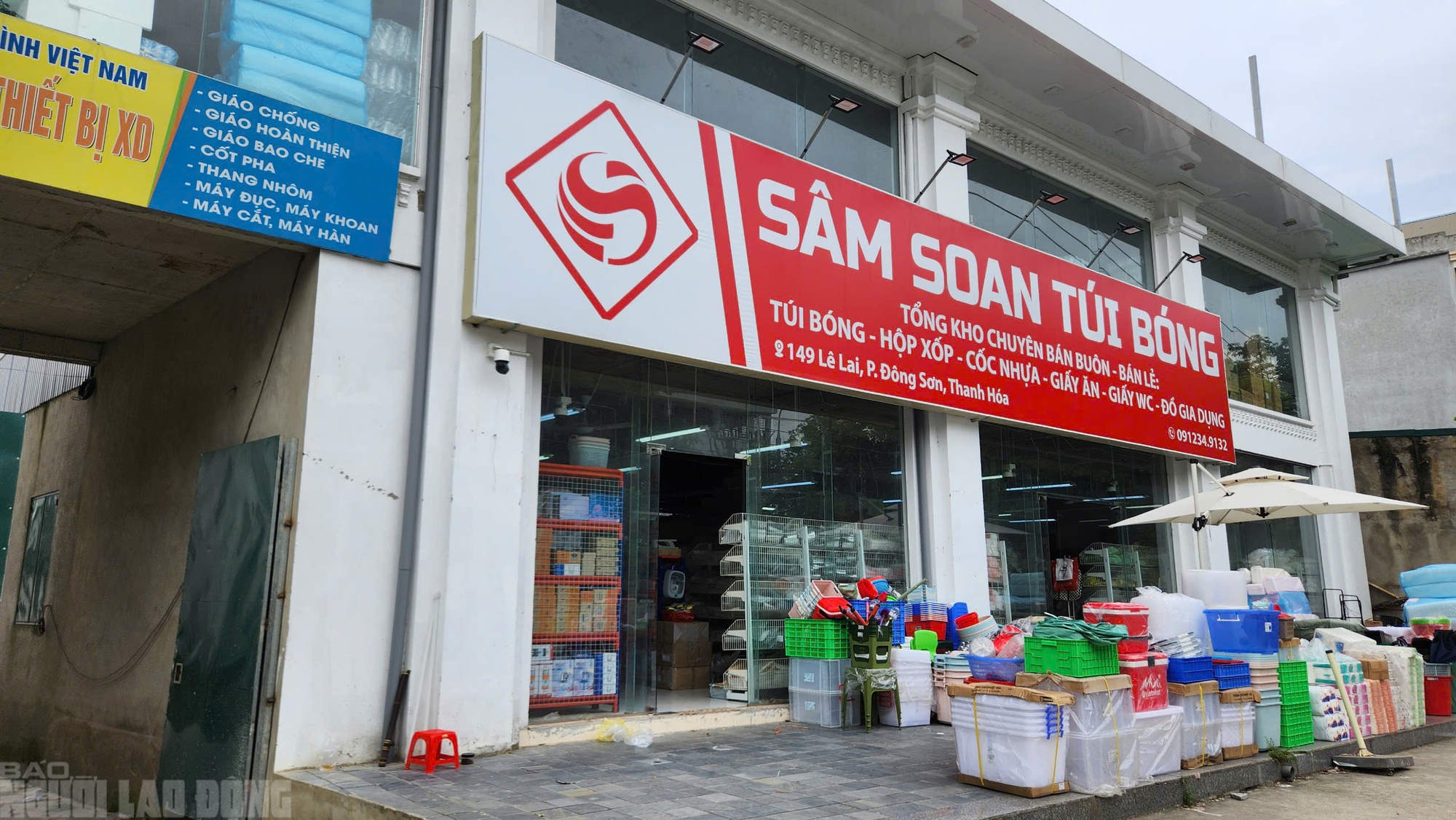 Bất ngờ phát hiện hàng ngàn chai nước mắm vứt bỏ ở Quảng Nam - Ảnh 2.